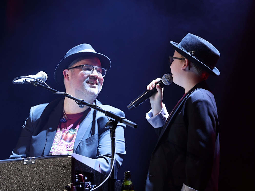 Björn Heuser zusammen mit seinem Sohn Benni.