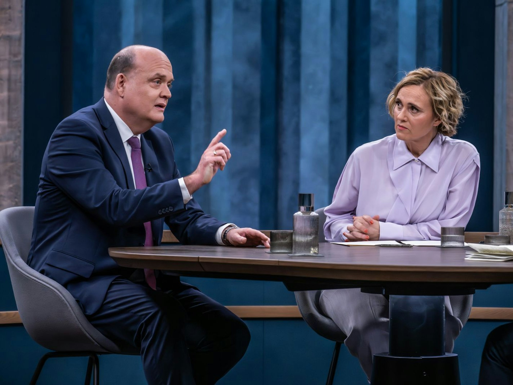 Der Journalist Robin Alexander zeigte sich ob der Schlagkraft eines während des Wahlkampfes von einer Grünen-Politikerin in Umlauf gebrachten Videos erschüttert. (Bild: ARD / Claudius Pflug)