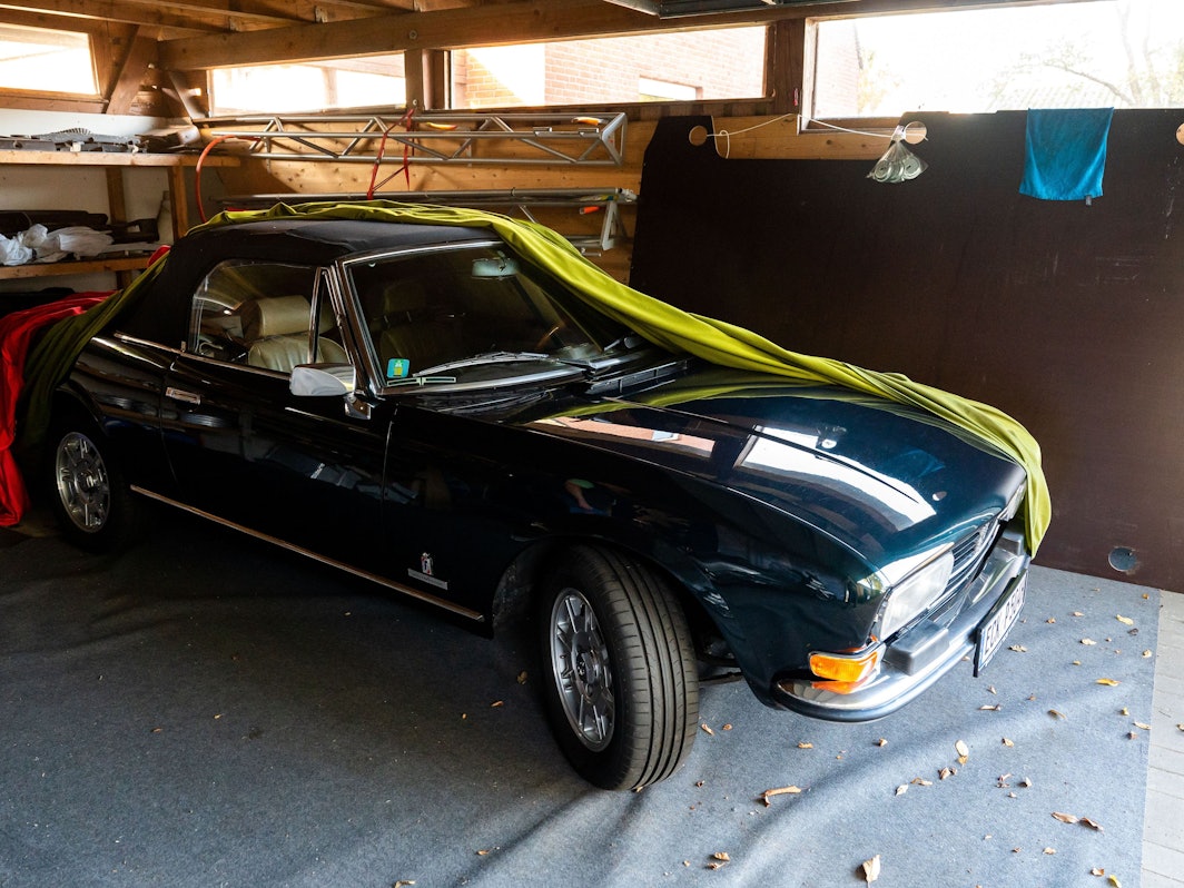 Ein Auto steht in einer Garage,