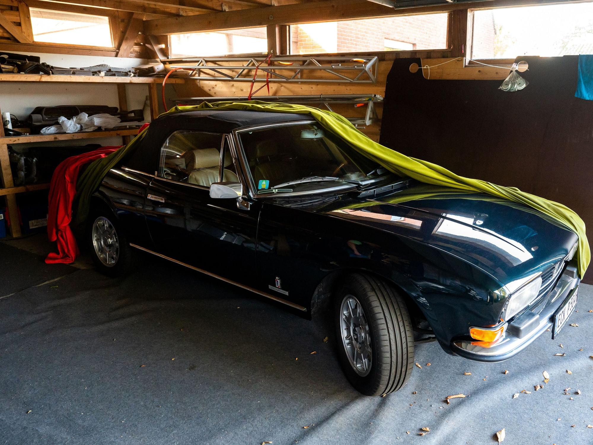 Ein Auto steht in einer Garage,