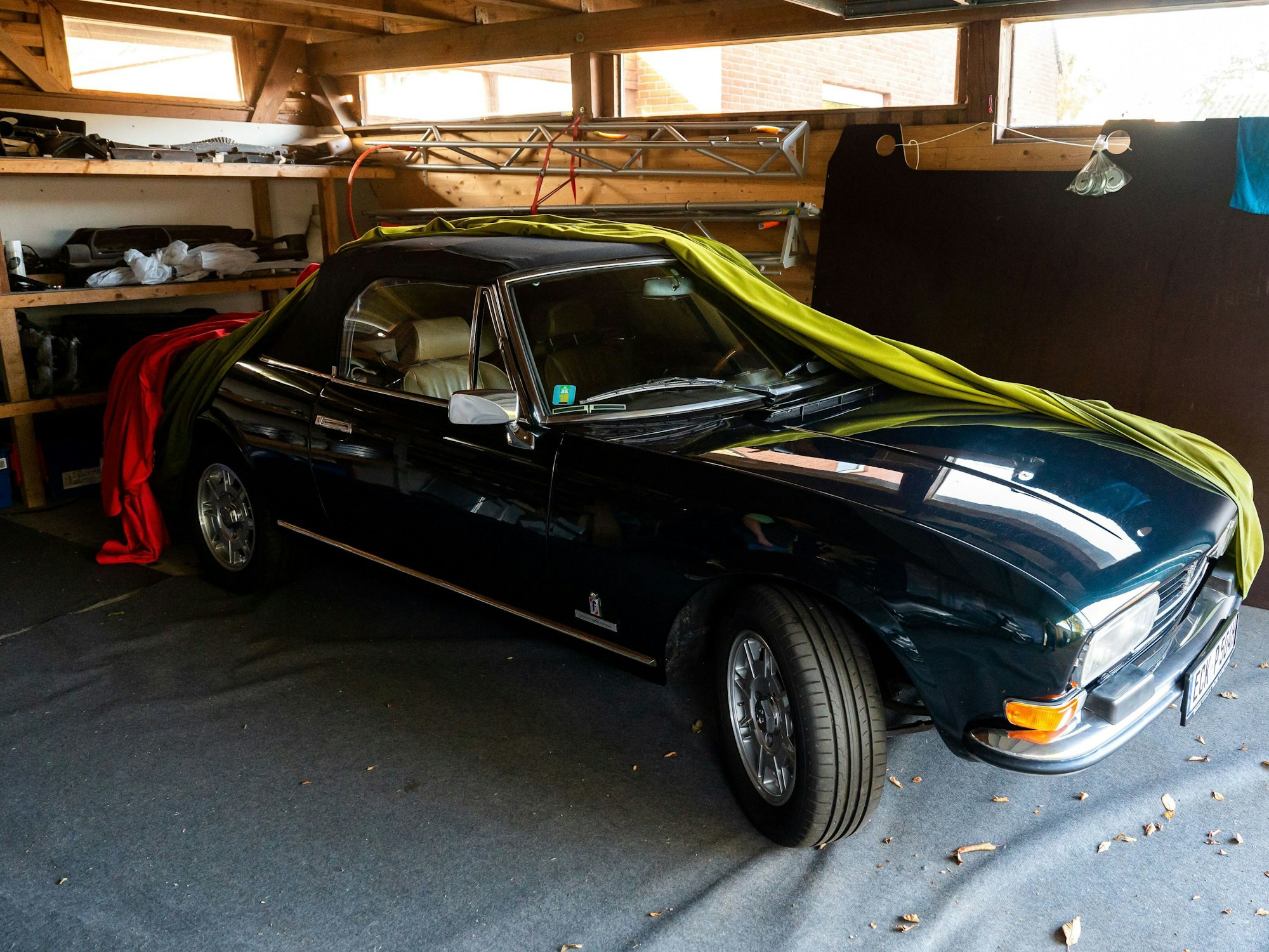 Ein Auto steht in einer Garage,