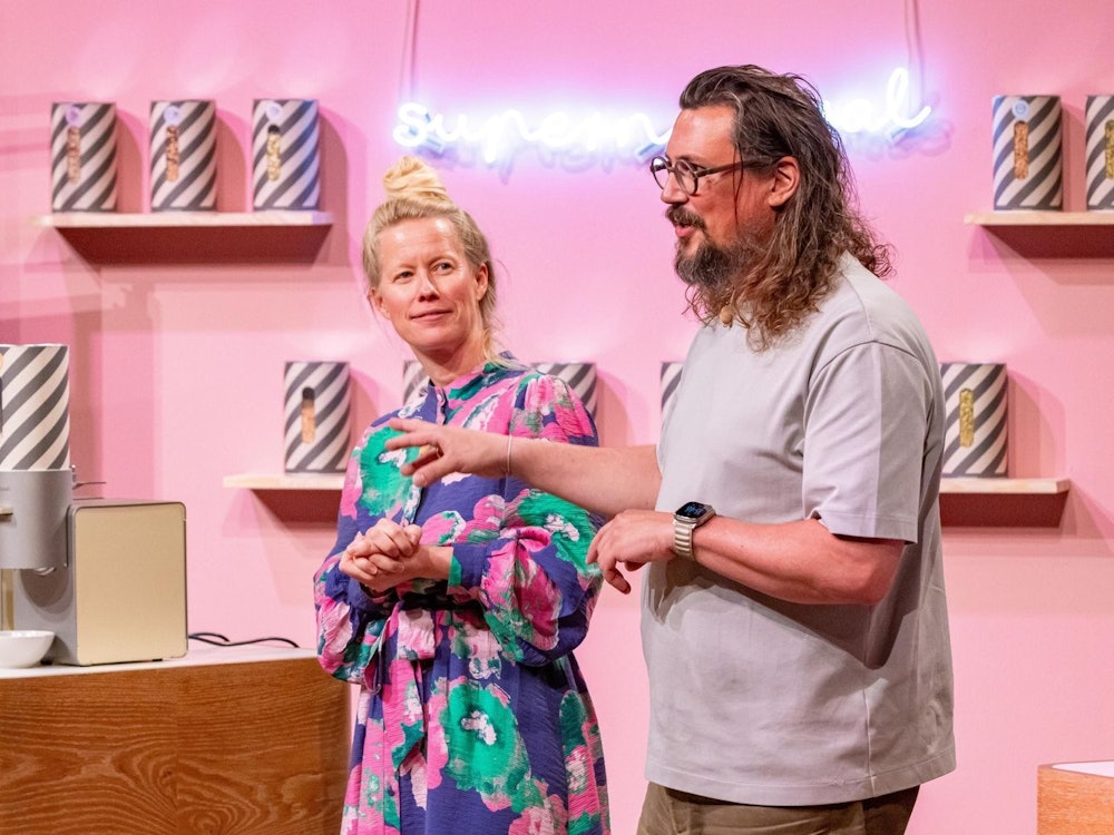 Amelie und Timo, die Gründer von „supernutural“, haben Mühlen im edlen Design entwickelt, mit denen sich frische Nüsse zu leckeren Cremes verwandeln lassen. (Bild: RTL / Bernd-Michael Maurer)