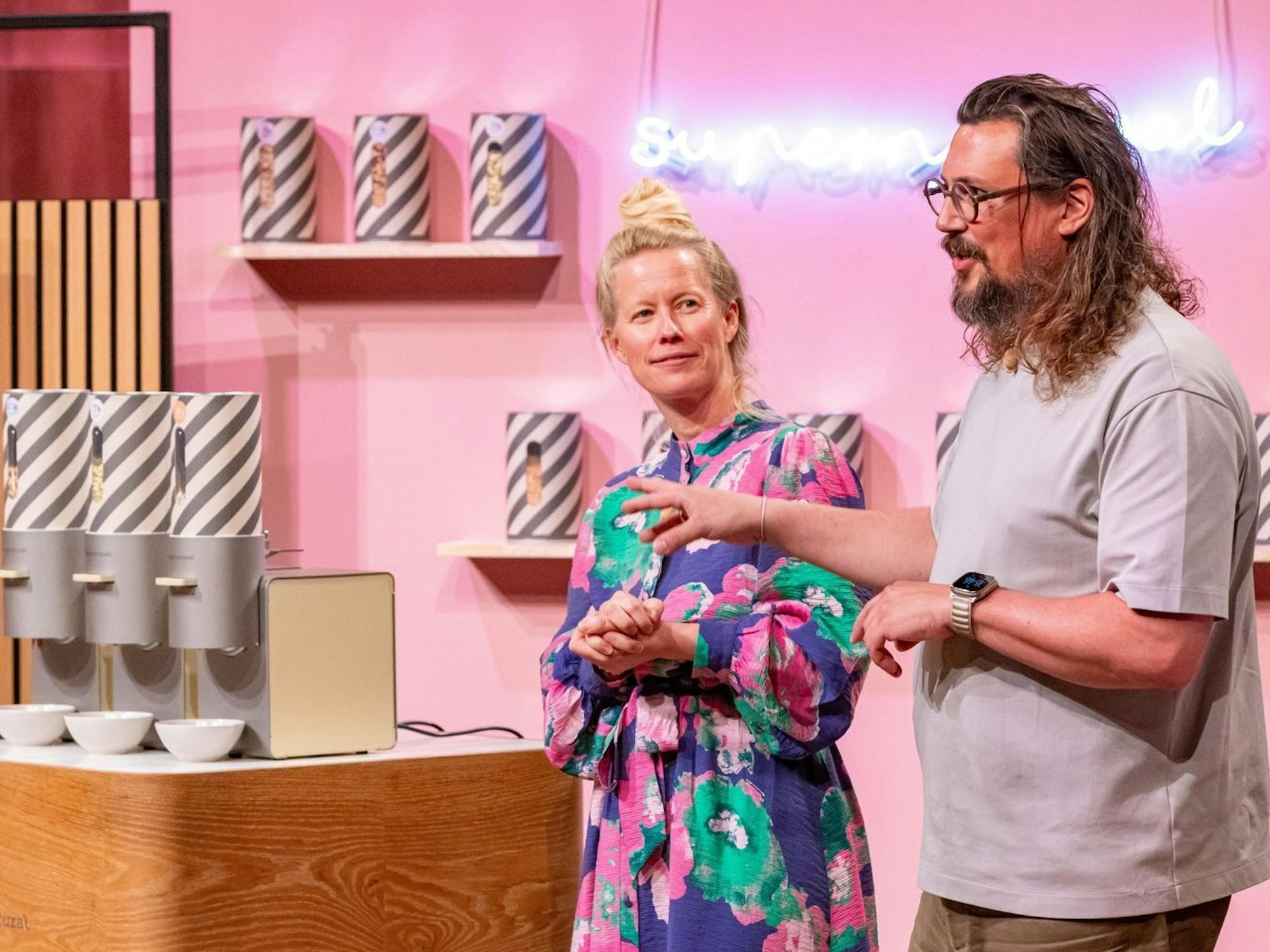 Amelie und Timo, die Gründer von „supernutural“, haben Mühlen im edlen Design entwickelt, mit denen sich frische Nüsse zu leckeren Cremes verwandeln lassen. (Bild: RTL / Bernd-Michael Maurer)