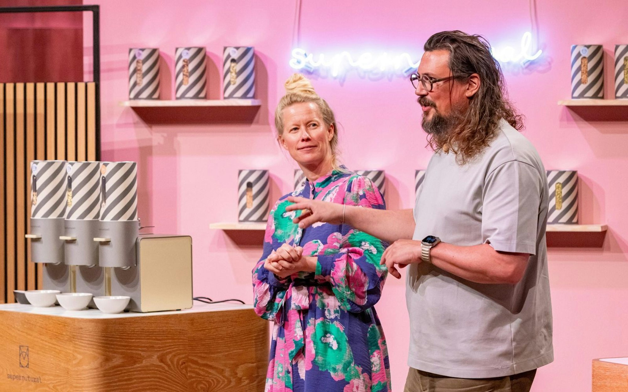 Amelie und Timo, die Gründer von „supernutural“, haben Mühlen im edlen Design entwickelt, mit denen sich frische Nüsse zu leckeren Cremes verwandeln lassen. (Bild: RTL / Bernd-Michael Maurer)