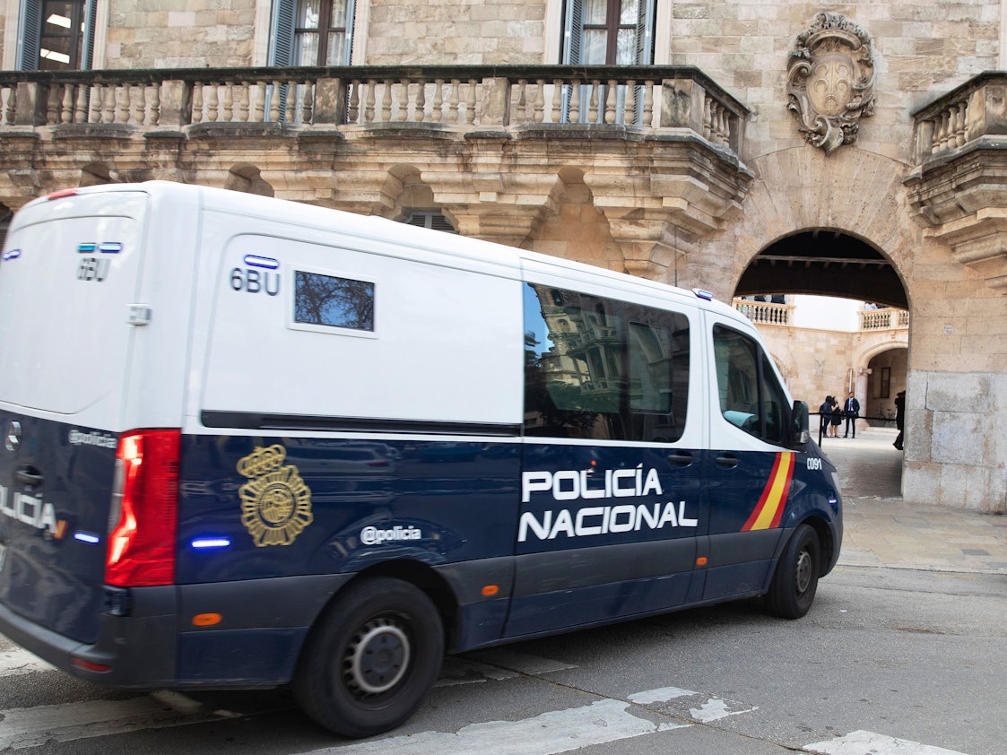 Ein Fahrzeug der spanischen Polizei kommt am Landgericht in der Inselhauptstadt an, wo der Prozess gegen einen Deutschen wegen Mordes an einem anderen Deutschen beginnt. Der Angeklagte soll sich im Oktober 2023 mit einem Messer auf das Opfer gestürzt und elfmal zugestochen haben. +++ dpa-Bildfunk +++