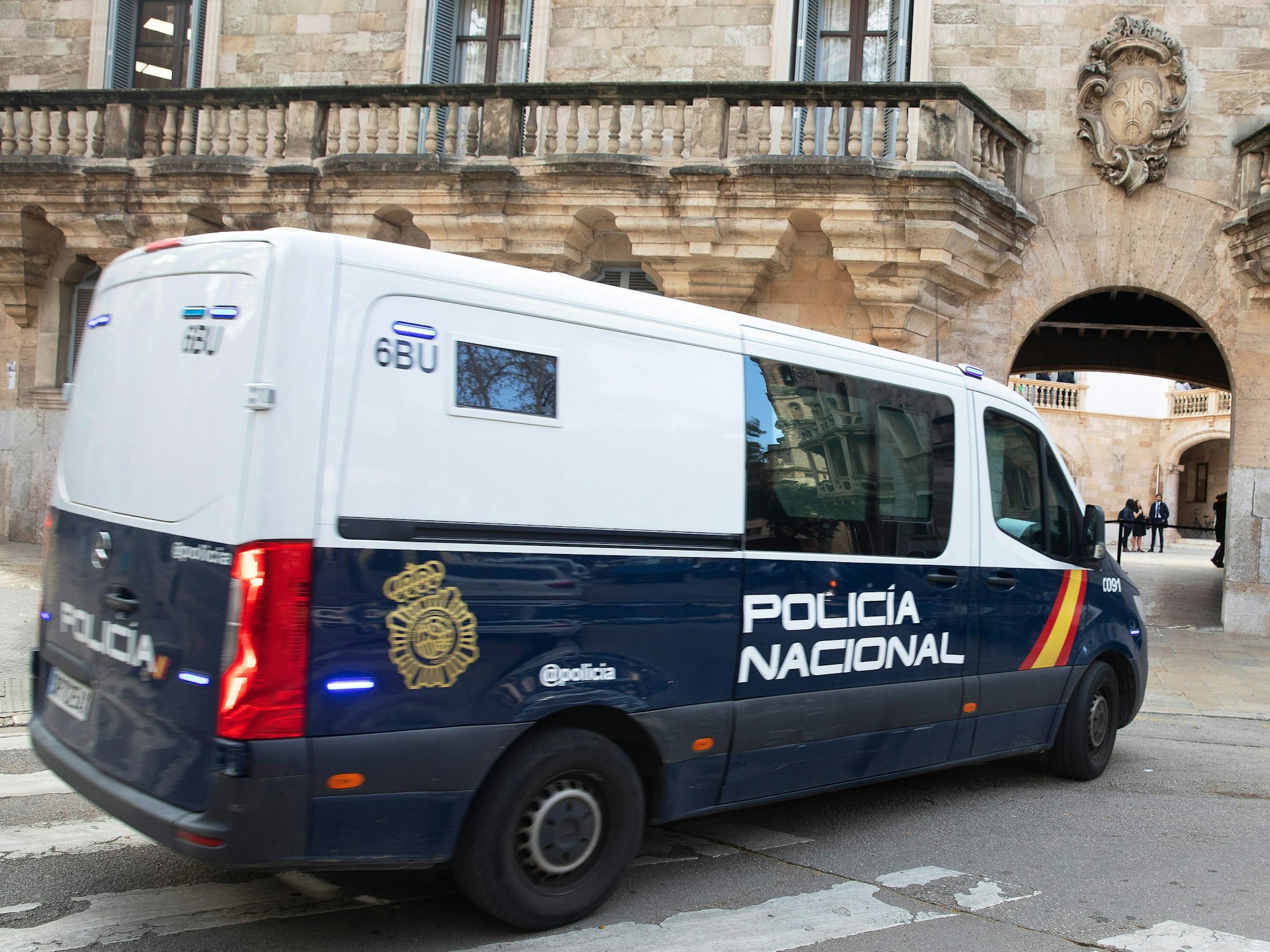 Ein Fahrzeug der spanischen Polizei kommt am Landgericht in der Inselhauptstadt an, wo der Prozess gegen einen Deutschen wegen Mordes an einem anderen Deutschen beginnt. Der Angeklagte soll sich im Oktober 2023 mit einem Messer auf das Opfer gestürzt und elfmal zugestochen haben. +++ dpa-Bildfunk +++