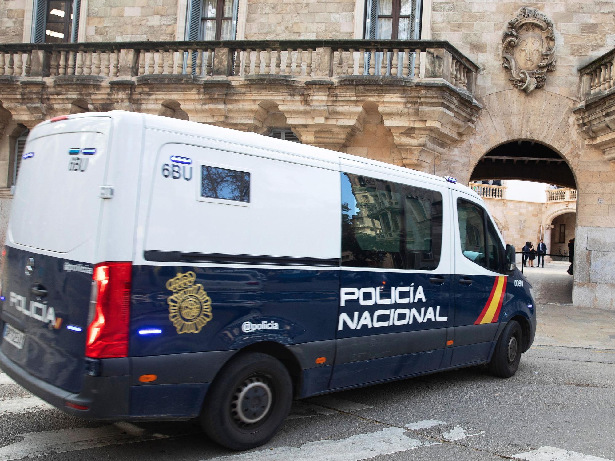 Ein Fahrzeug der spanischen Polizei kommt am Landgericht in der Inselhauptstadt an.