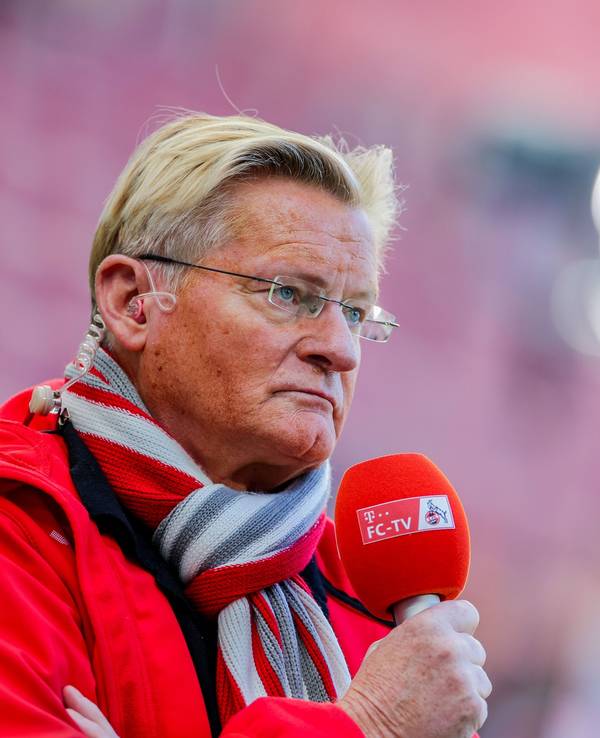 Kölns Stadionsprecher Michael Trippel steht mit seinem Mikrofon im Rhein-Energie-Stadion.