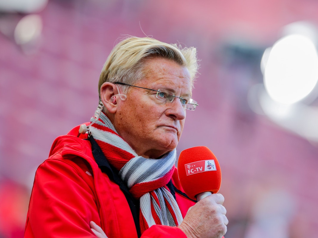 Kölns Stadionsprecher Michael Trippel steht mit seinem Mikrofon im Rhein-Energie-Stadion.