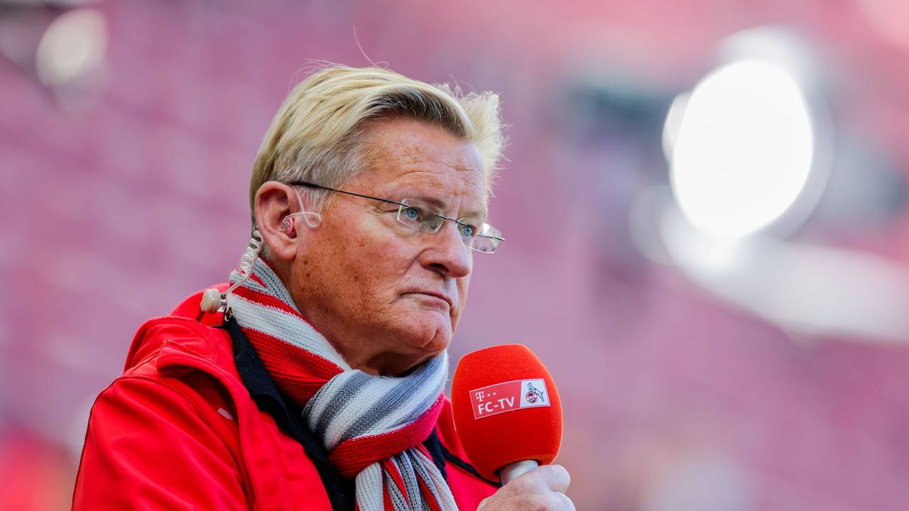 Kölns Stadionsprecher Michael Trippel steht mit seinem Mikrofon im Rhein-Energie-Stadion.