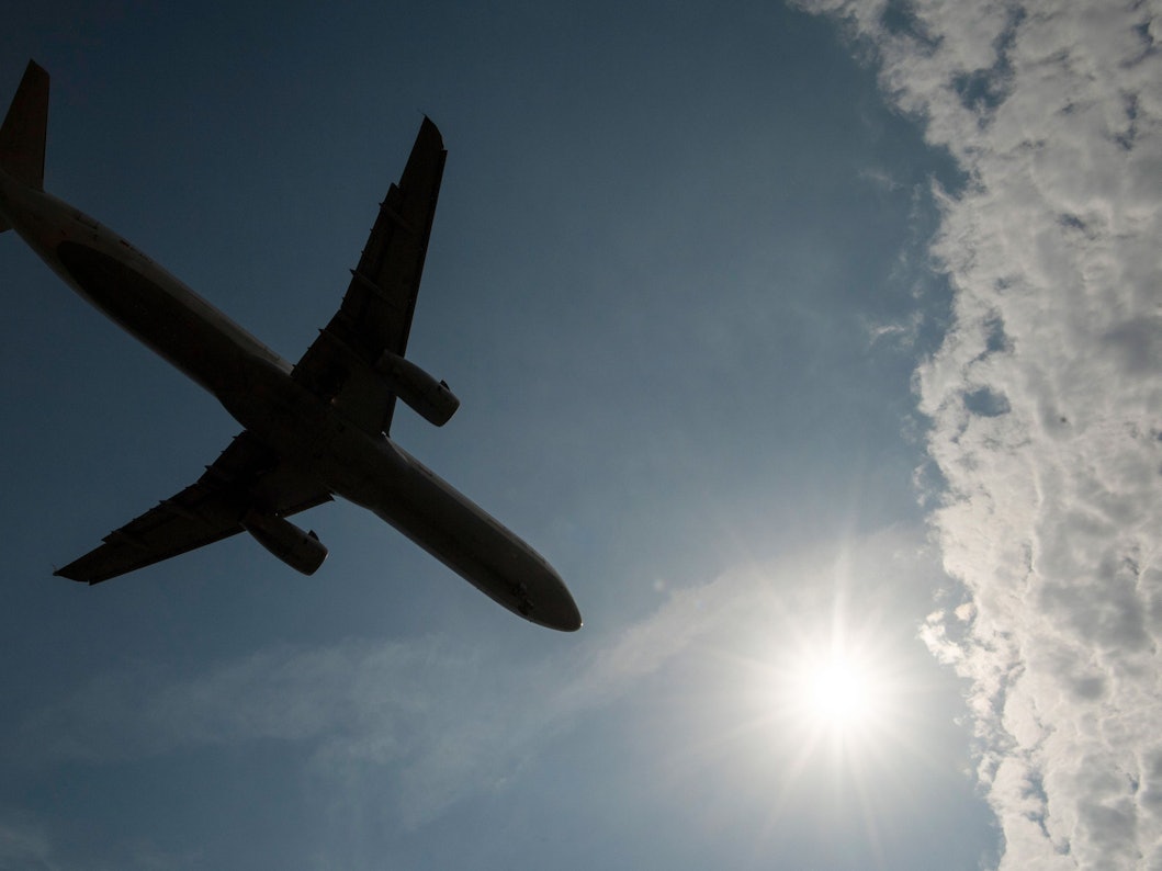 Ein Flugzeug im Landeanflug. Das Opfer eines Tötungsdeliktes arbeitete als Stewardess (Symbolfoto).