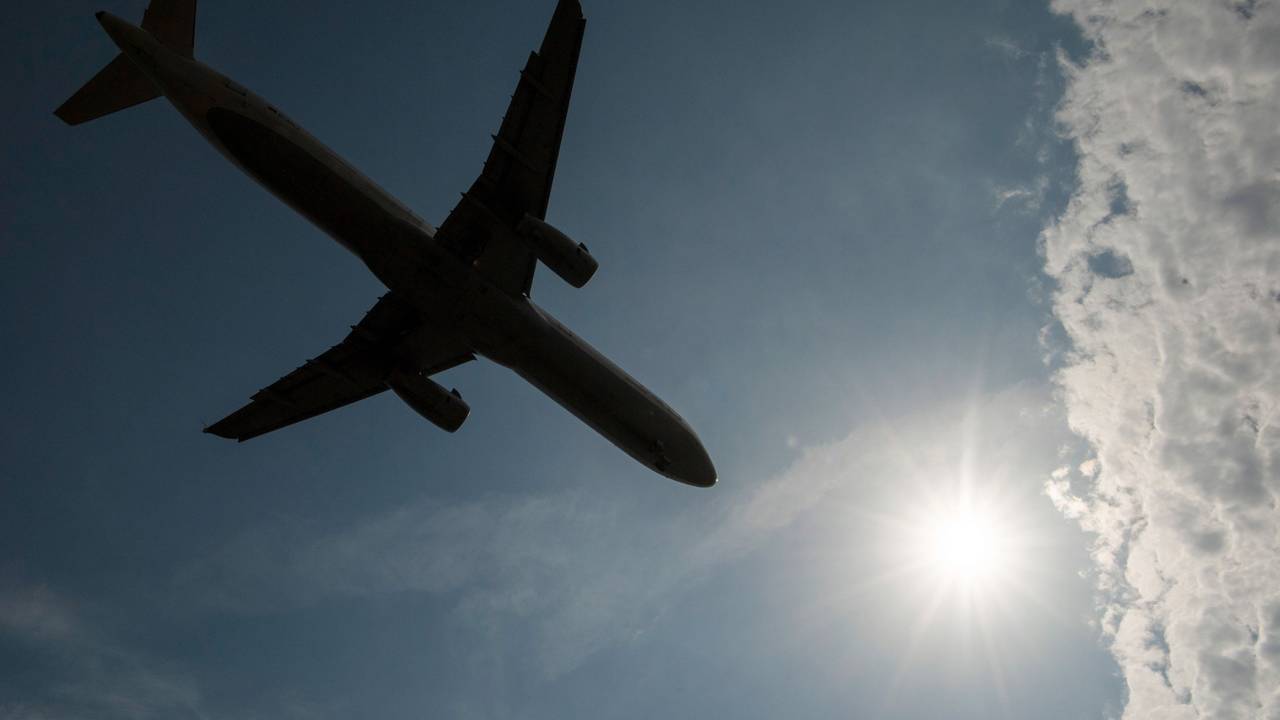Ein Flugzeug im Landeanflug. Das Opfer eines Tötungsdeliktes arbeitete als Stewardess (Symbolfoto).