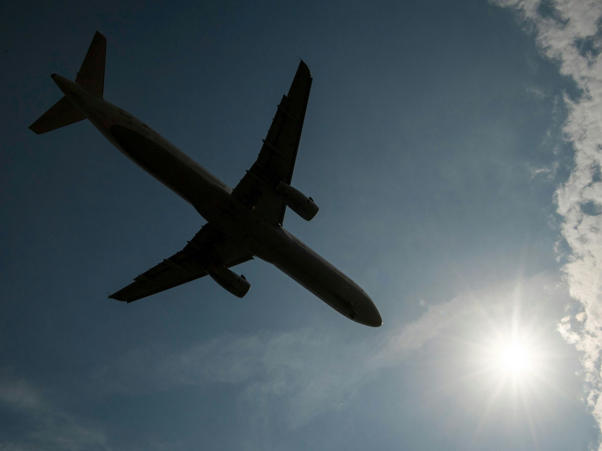 Ein Flugzeug im Landeanflug. Das Opfer eines Tötungsdeliktes arbeitete als Stewardess (Symbolfoto).
