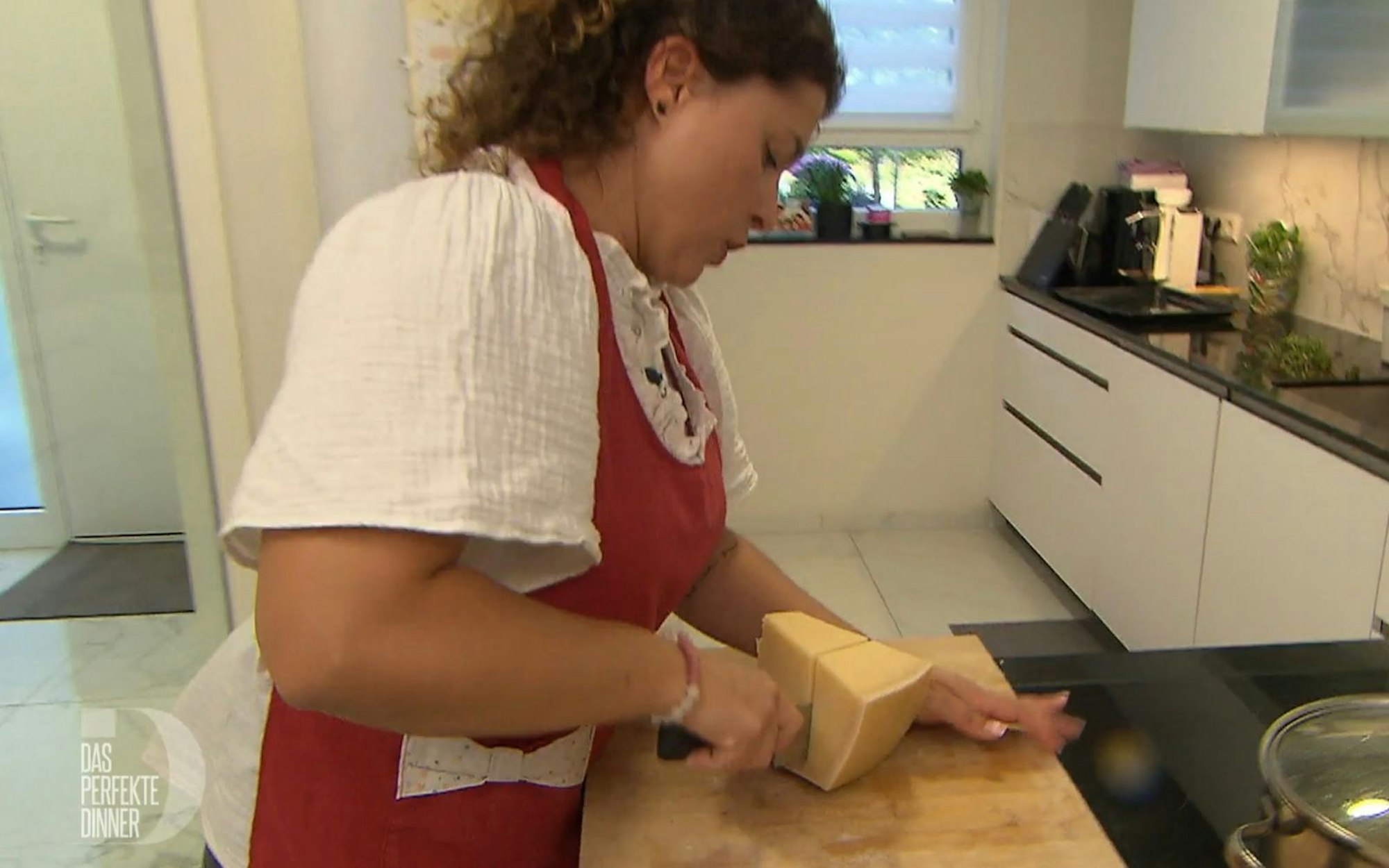 Gekonnt zerlegt die aus Kalabrien stammende Chiarina den Parmesan. (Bild: RTL)