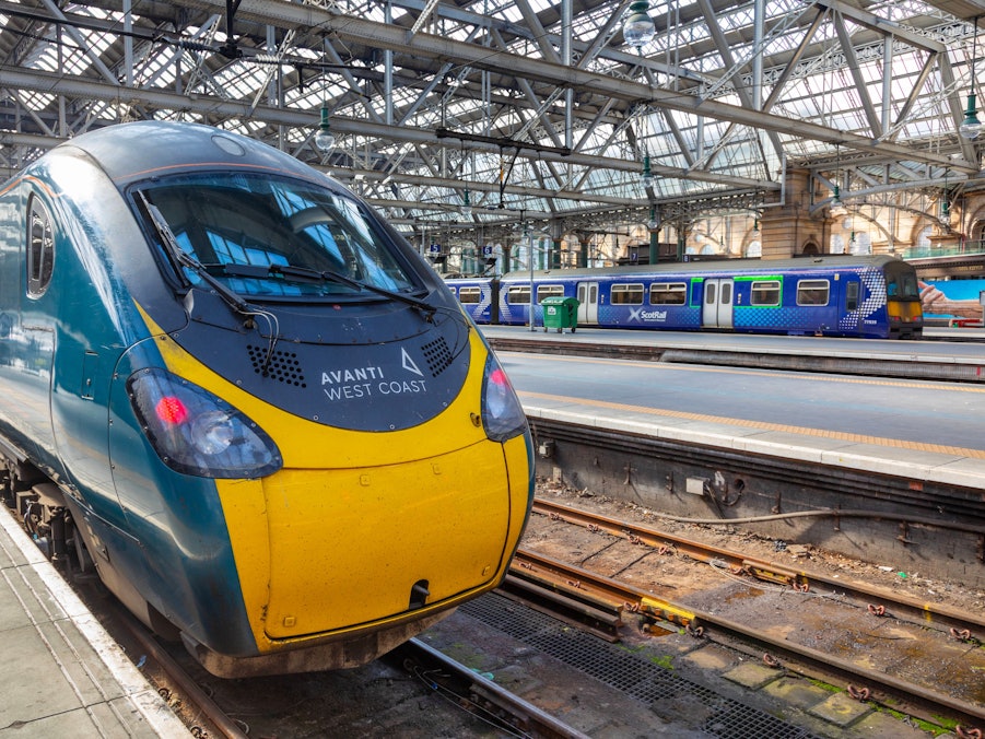 Zwei Züge am Bahnsteig