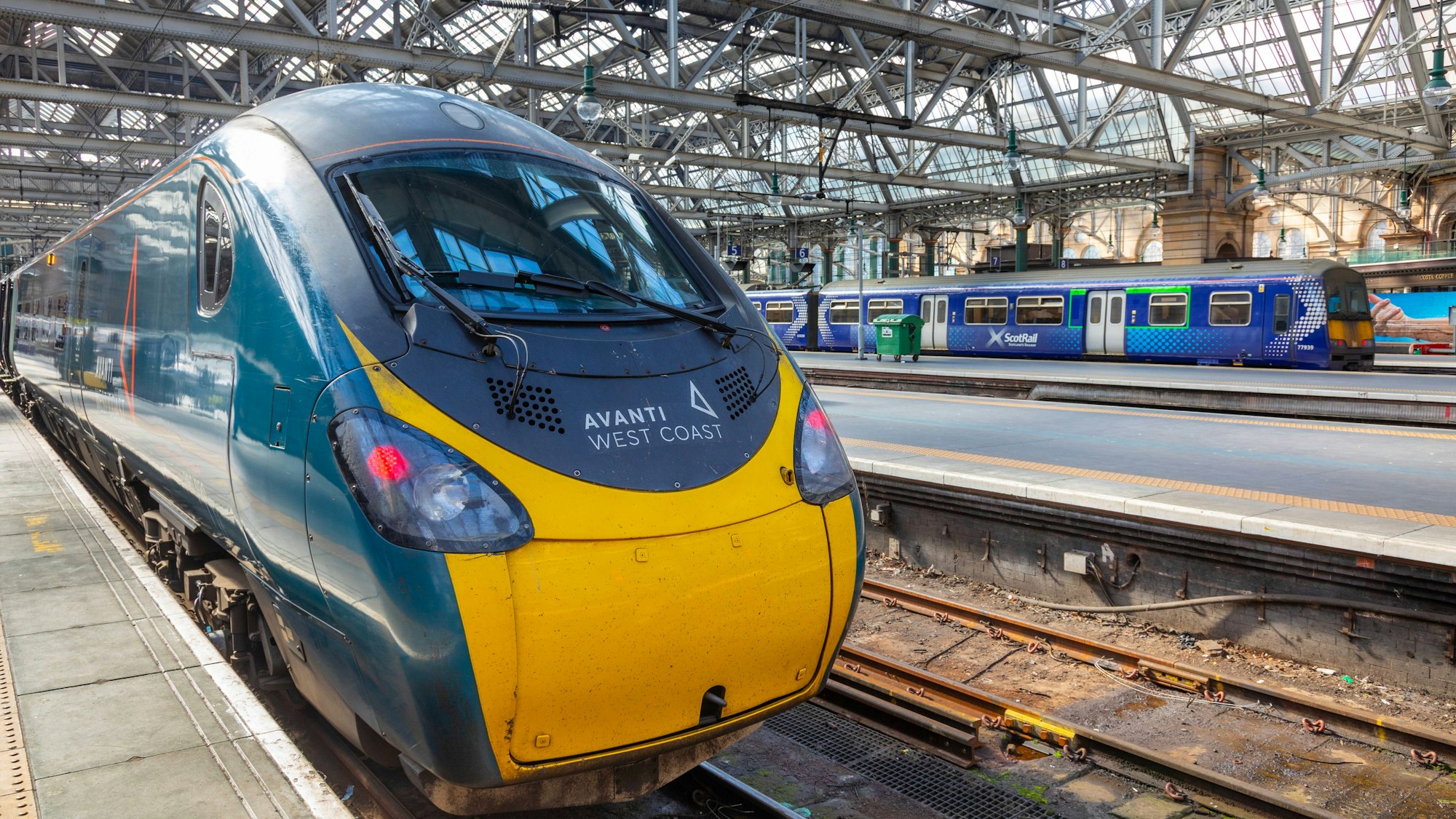 Zwei Züge am Bahnsteig