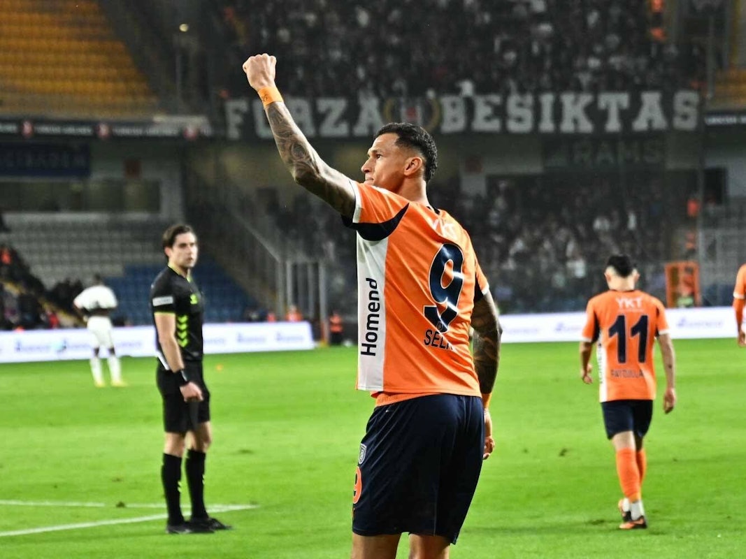 Stürmer Davie Selke jubelt nach einem Treffer mit den Fans.