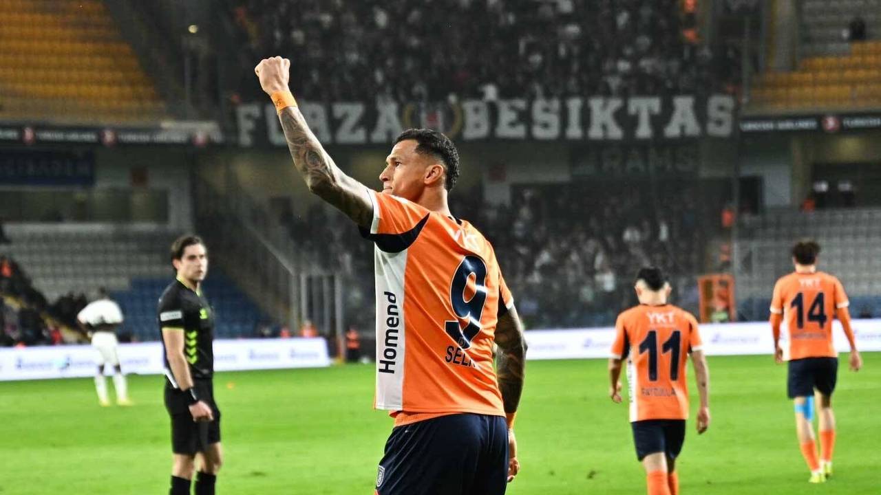 Stürmer Davie Selke jubelt nach einem Treffer mit den Fans.