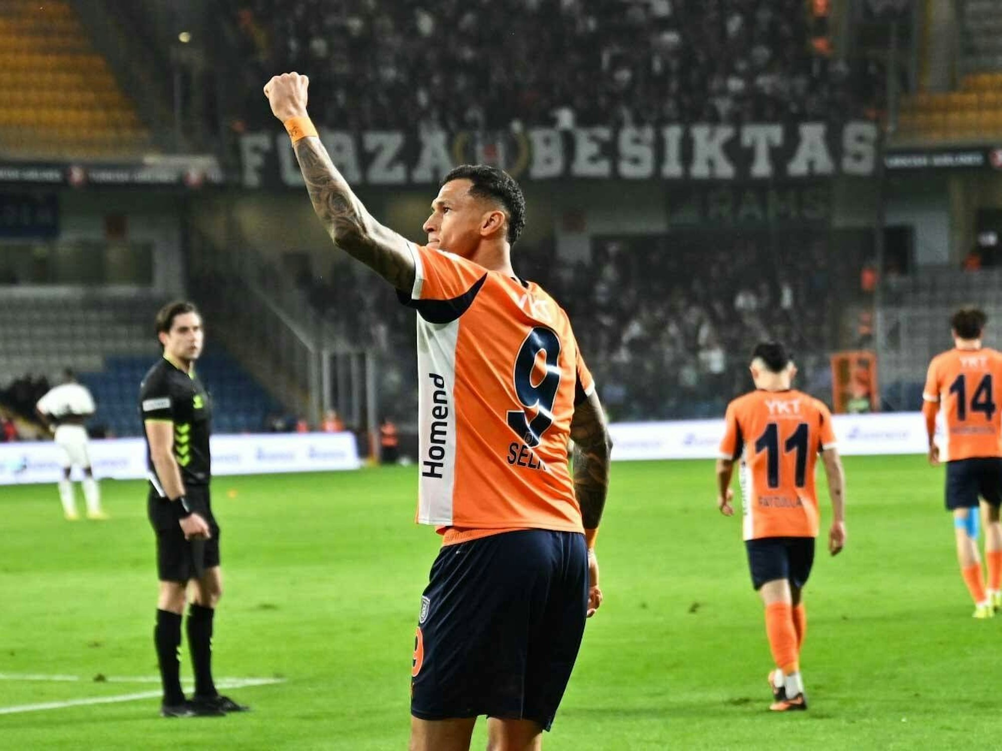 Stürmer Davie Selke jubelt nach einem Treffer mit den Fans.