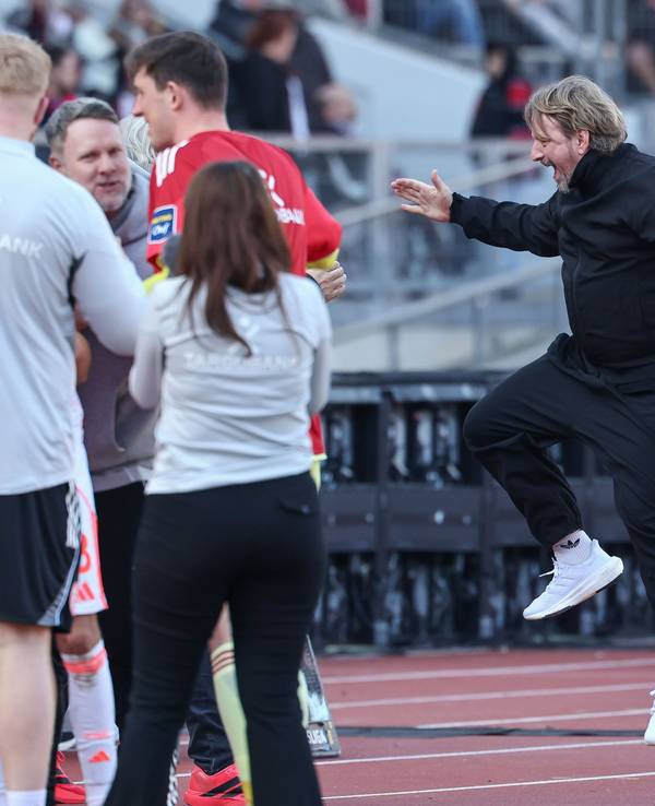Sven Mislintat springt vor Freude in die Luft.