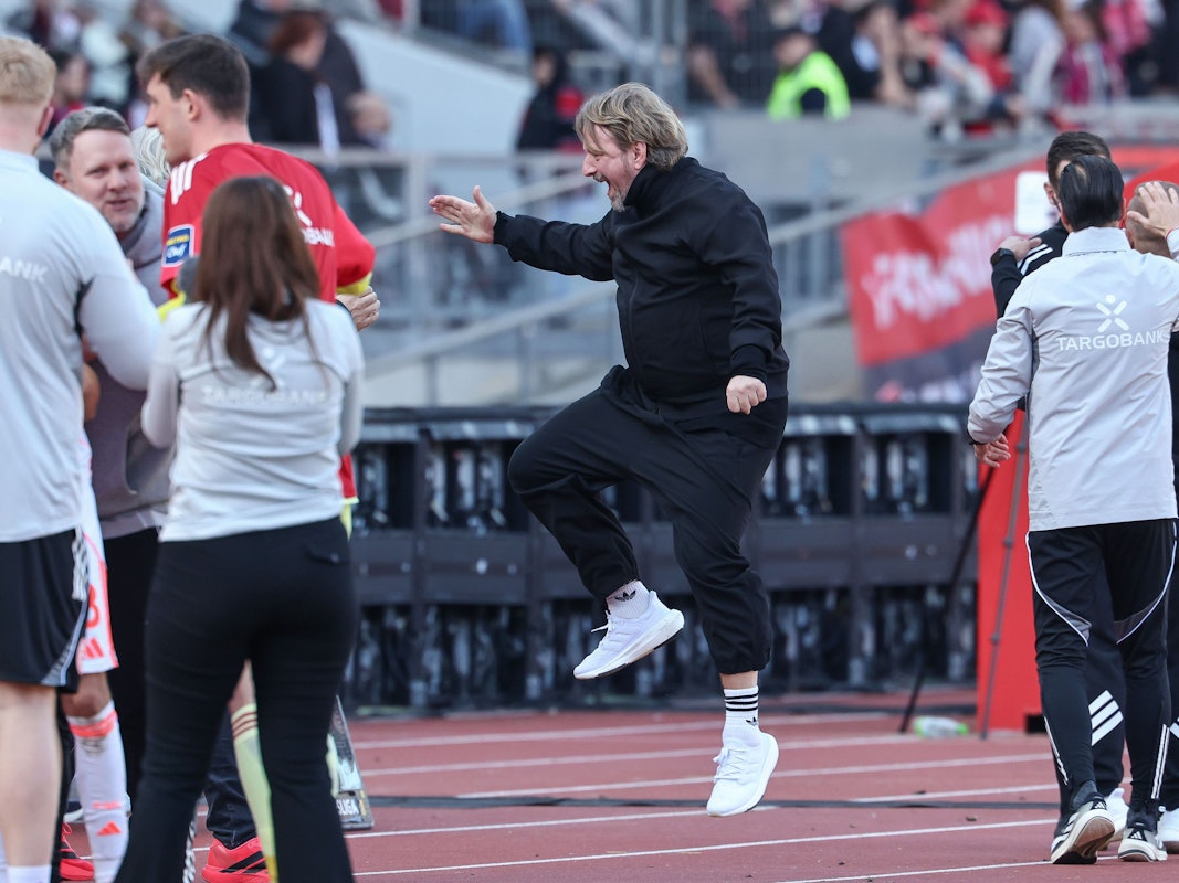 Sven Mislintat springt vor Freude in die Luft.