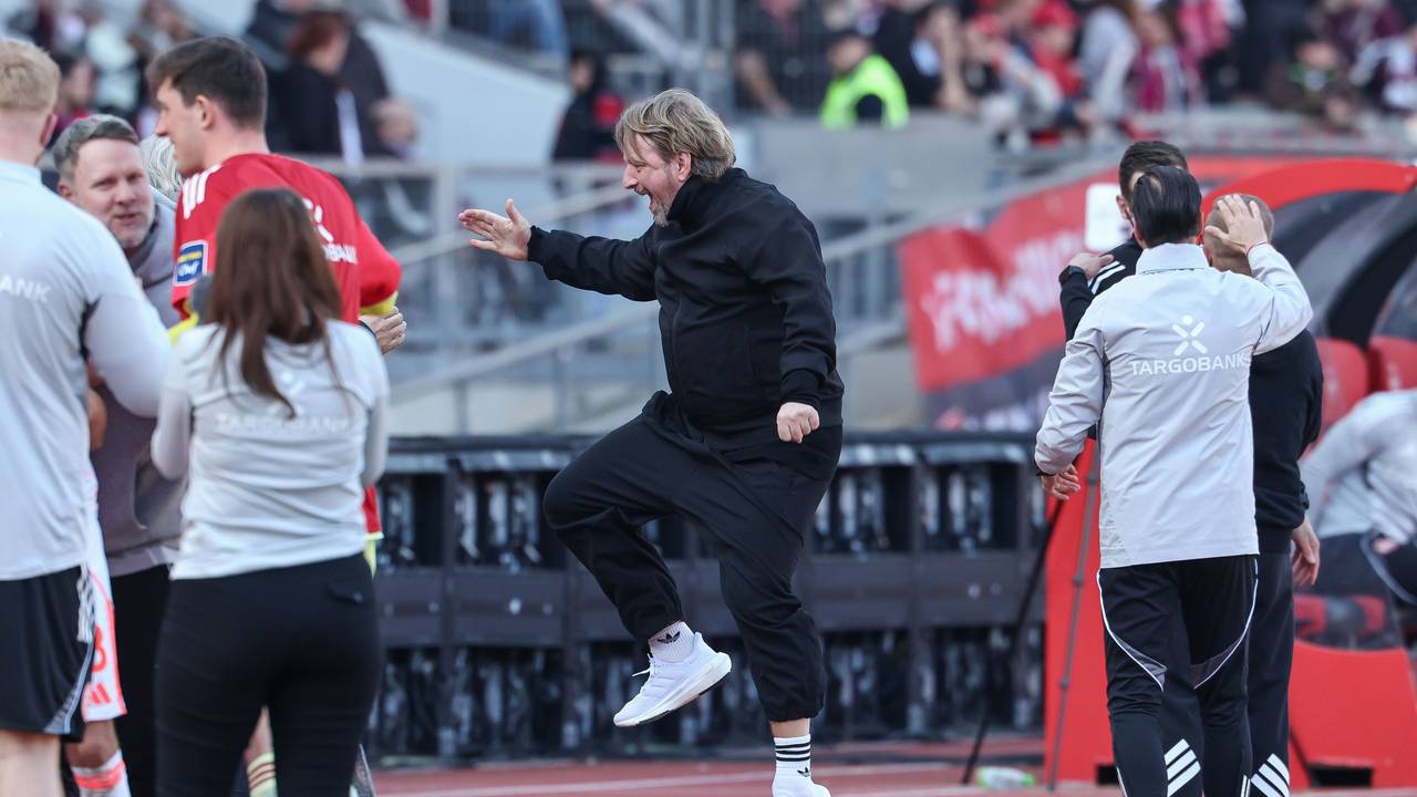 Sven Mislintat springt vor Freude in die Luft.