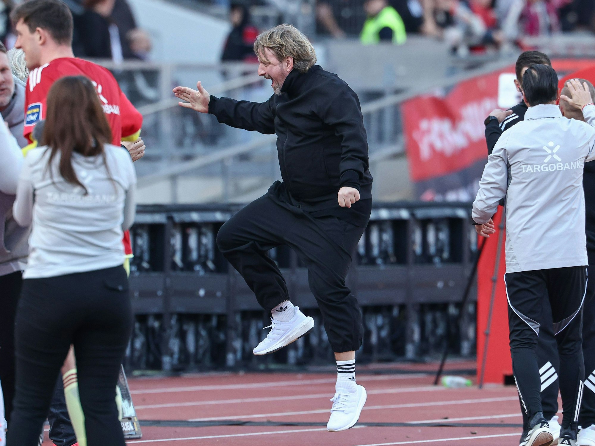 Sven Mislintat springt vor Freude in die Luft.