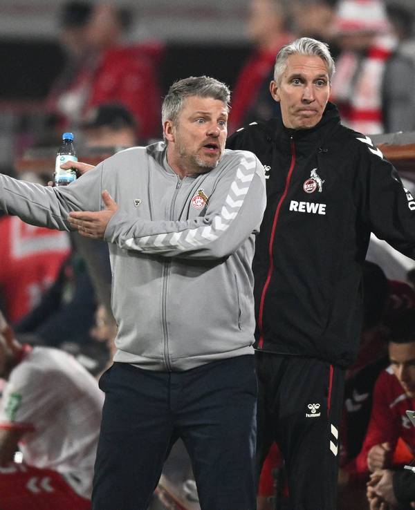 Lukas Kwasniok beschwert sich gegen den BVB beim Vierten Offiziellen.