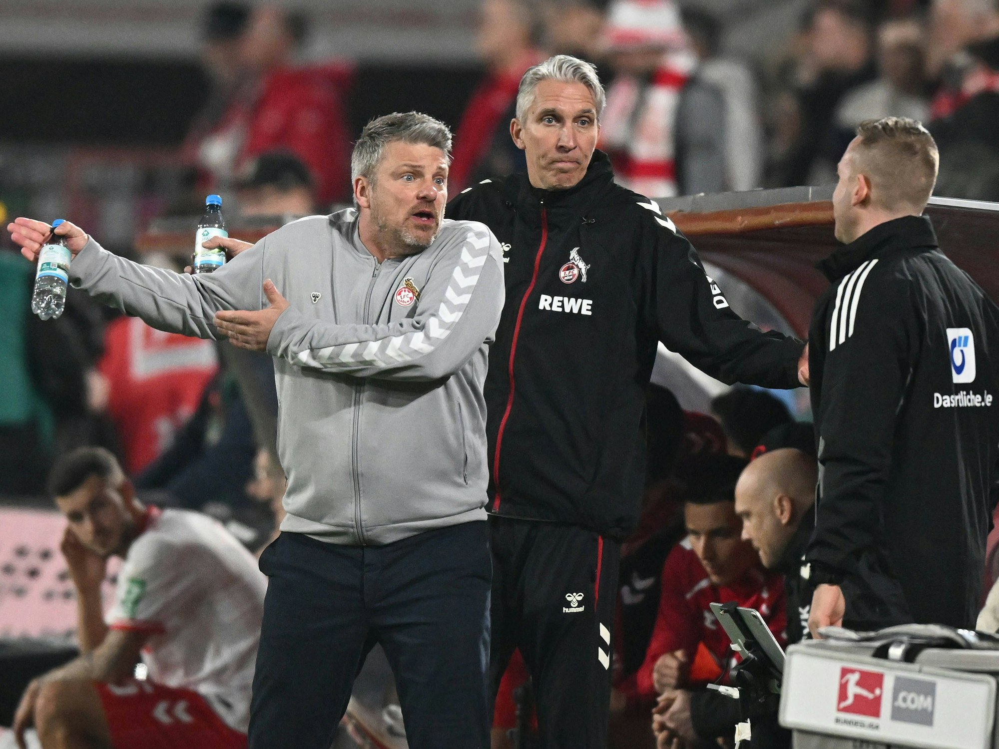 Lukas Kwasniok beschwert sich gegen den BVB beim Vierten Offiziellen.