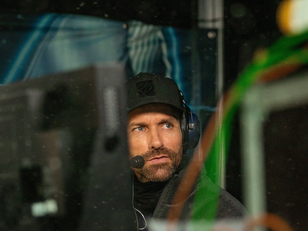 Sven Hannawald als Co-Kommentator mit Kappe und Headset.