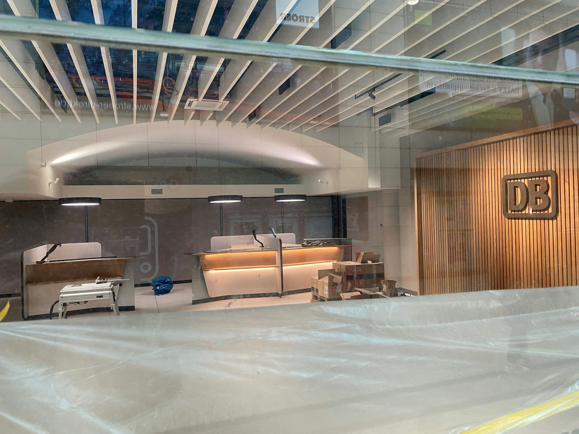 Der Innenraum des vor der Fertigstellung befindlichen Reisezentrums im Kölner Hauptbahnhof.