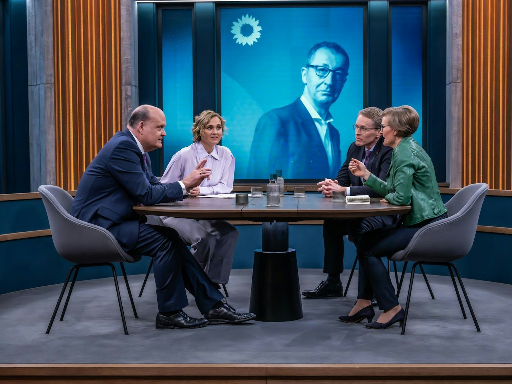 Moderatorin Caren Miosga (zweite von links) analysierte mit ihren Gästen die Ergebnisse der Landtagswahl in Baden-Württemberg. (Bild: ARD / Claudius Pflug)