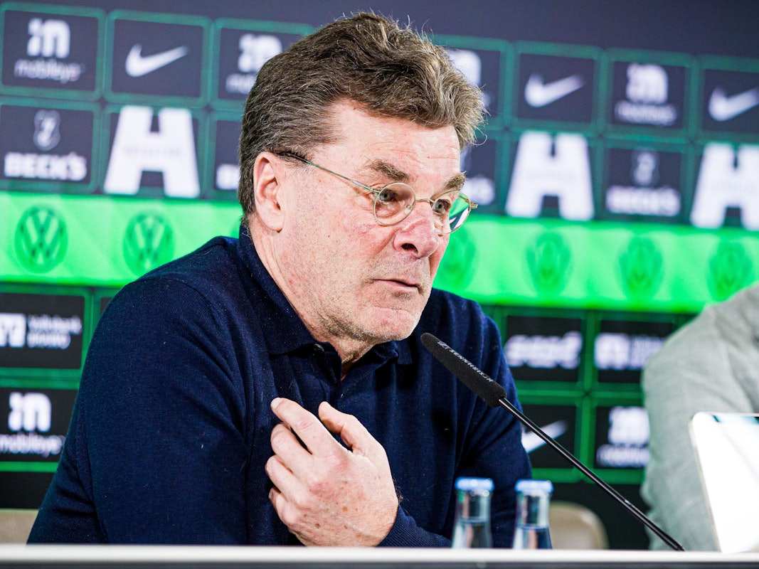 Auf einer Pressekonferenz spricht Dieter Hecking.