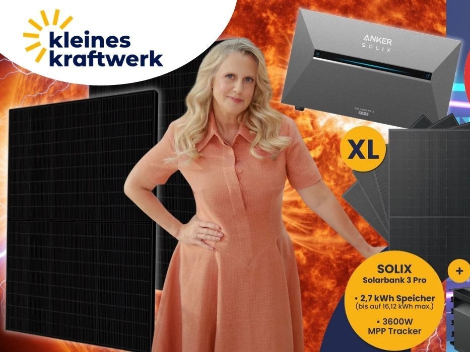 Kleines Kraftwerk Balkonkraftwerk mit Anker Solix Solarbank 3 Pro und Solar-Panelen vor Sonnenfeuer. Im Vordergrund Barbara Schöneberger zusammen mit den Balkonkraftwerken.