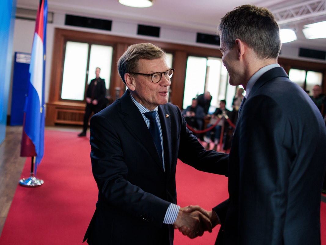 Johann Wadephul (CDU, l), Außenminister, verabschiedet Tom Berendsen, niederländischer Außenminister, nach einer Pressekonferenz nach einem gemeinsamen Treffen.