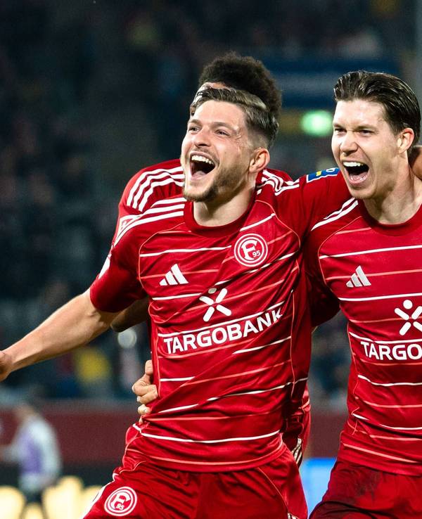 Florent Muslija und Cedric Itten jubeln gemeinsam Arm in Arm.