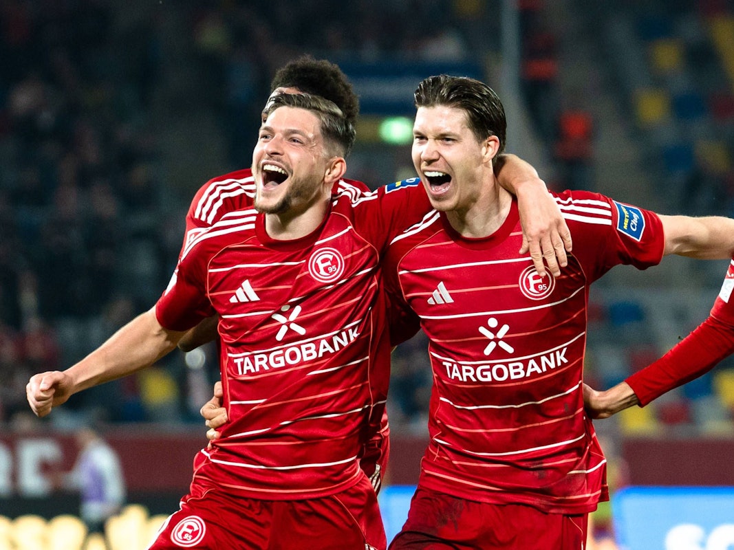 Florent Muslija und Cedric Itten jubeln gemeinsam Arm in Arm.