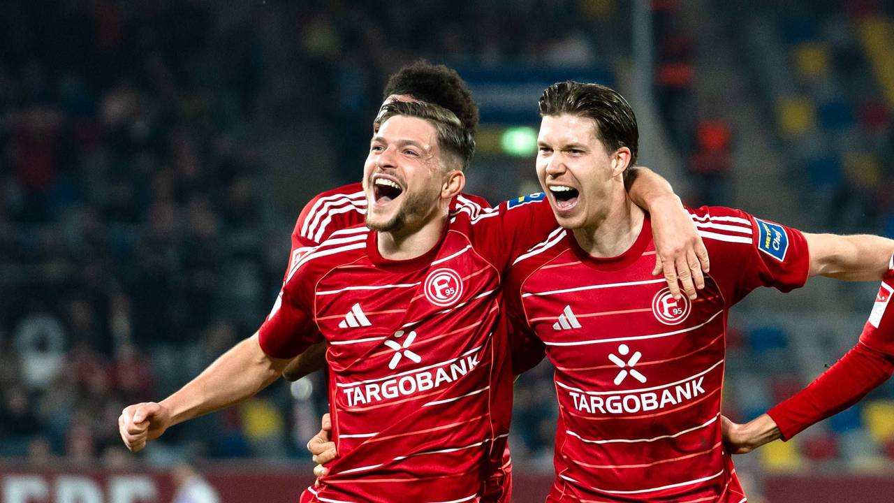 Florent Muslija und Cedric Itten jubeln gemeinsam Arm in Arm.
