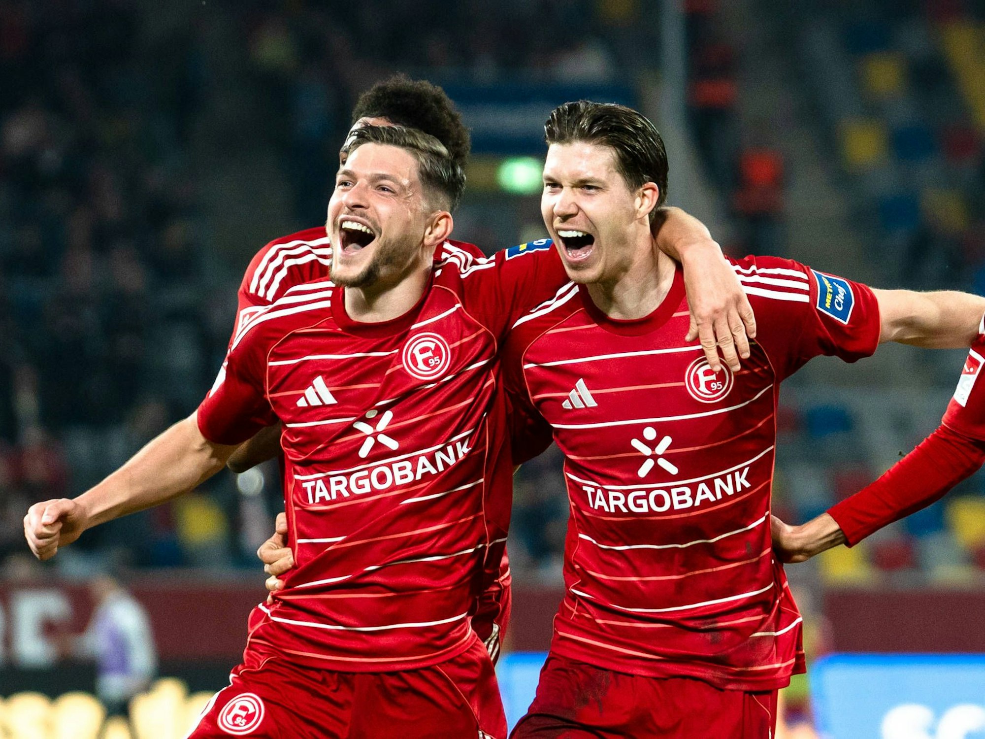 Florent Muslija und Cedric Itten jubeln gemeinsam Arm in Arm.