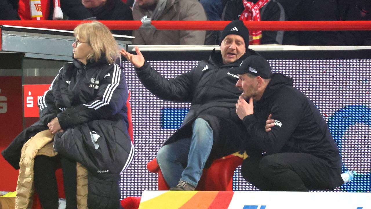 Trainer Steffen Baumgart hockt zusammen mit Union-Geschäftsführer Horst Heldt am Arande eines Bundesligaspiels.