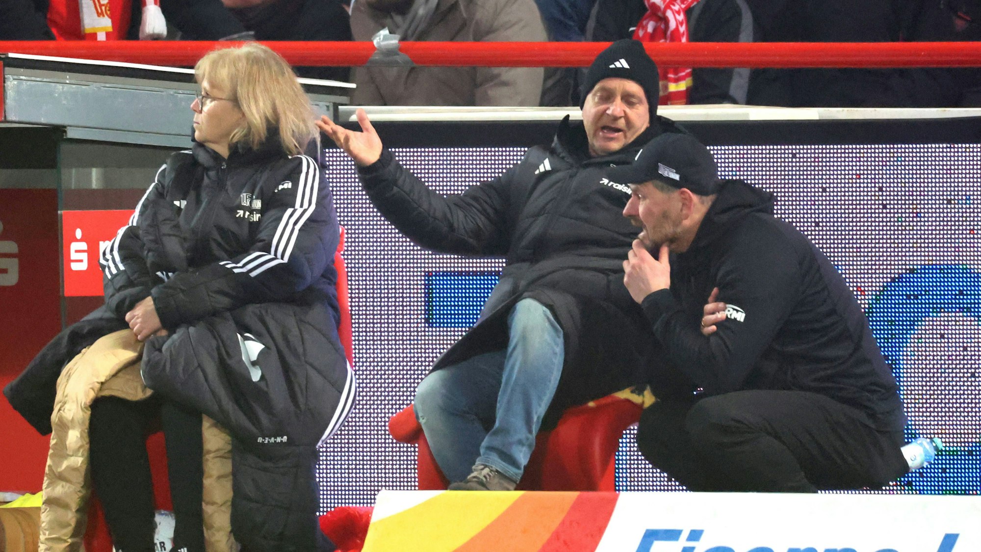 Am Spielfeldrand lamentiert Horst Heldt an der Seite von Steffen Baumgart.