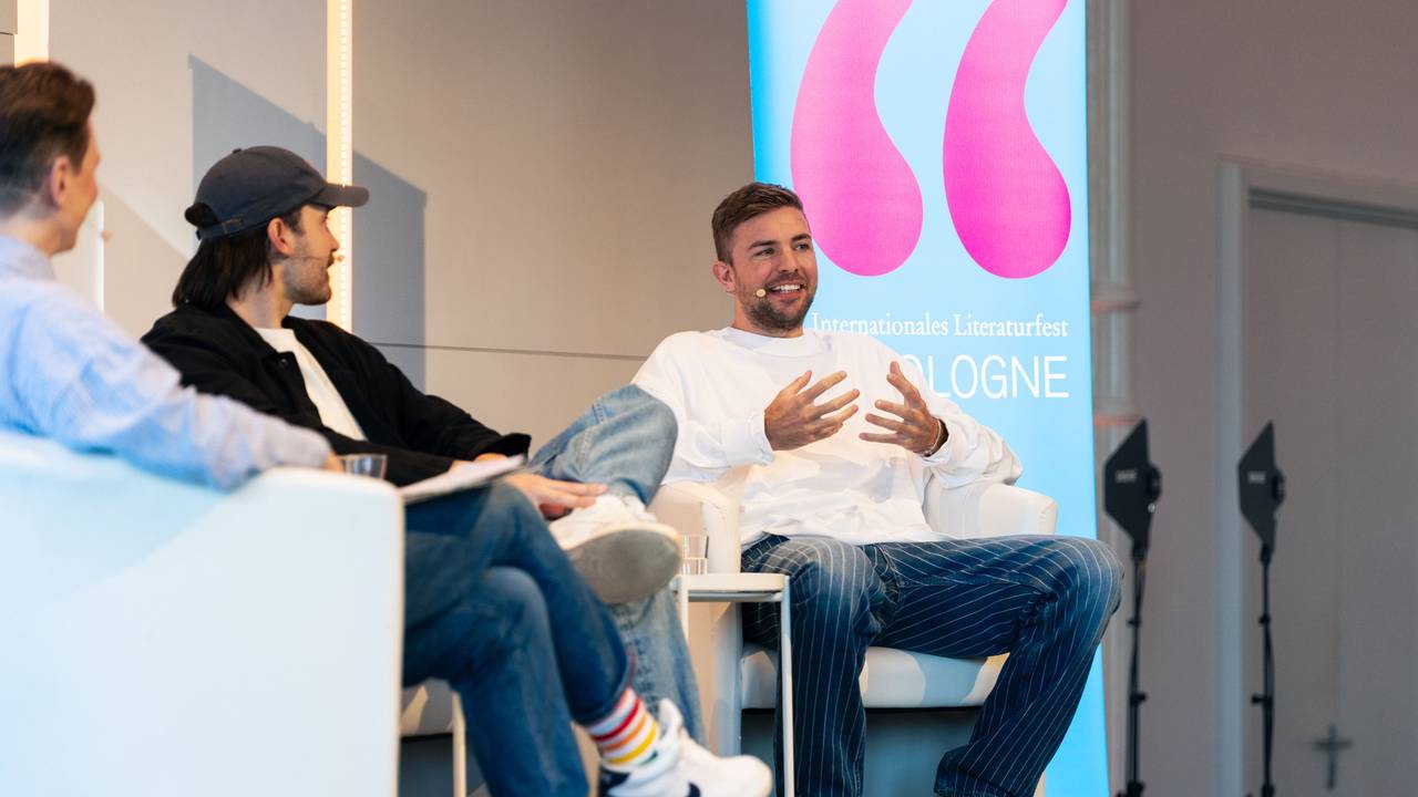 Christoph Kramer sitzt bei der lit.Cologne auf der Bühne.