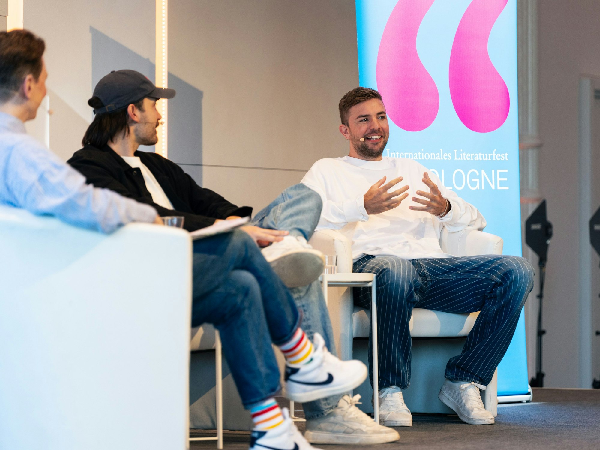 Christoph Kramer sitzt bei der lit.Cologne auf der Bühne.