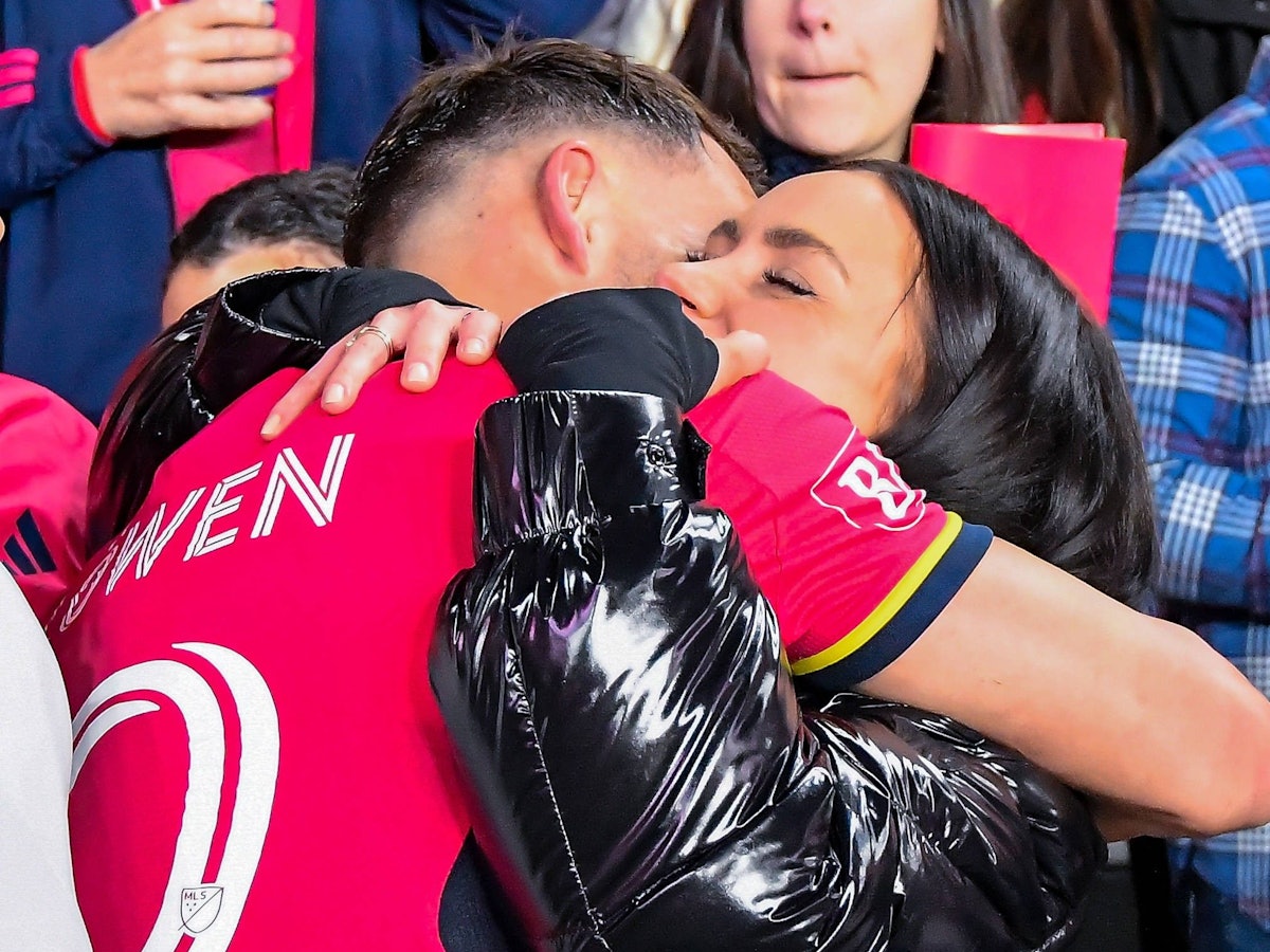 Eduard Löwen umarmt seine Frau nach einem Spiel.