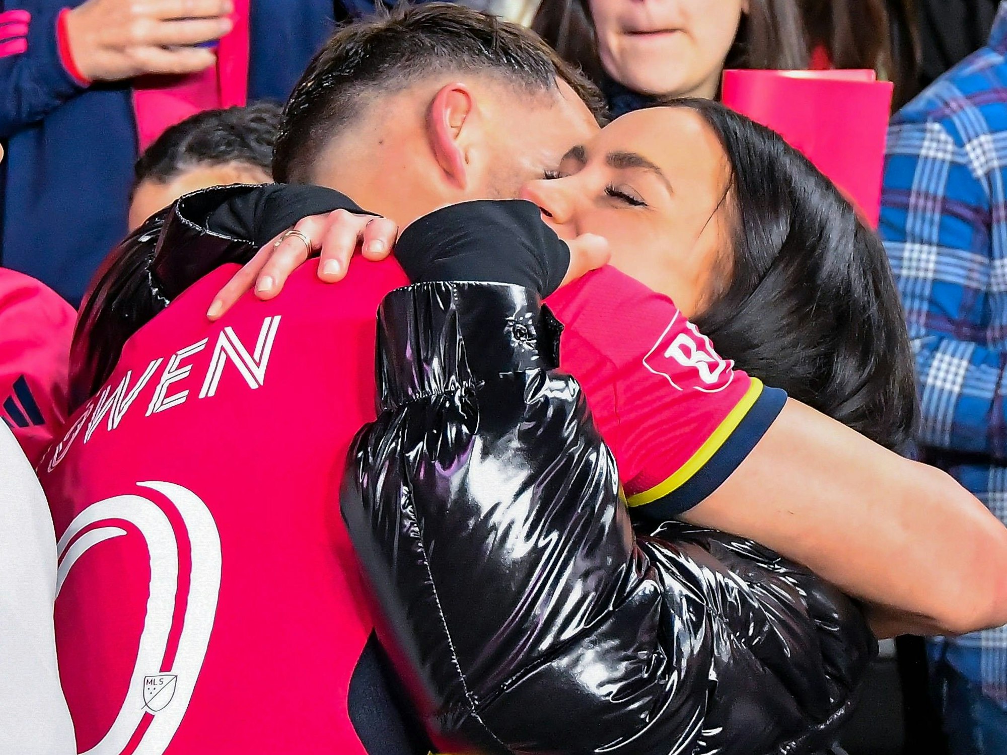 Eduard Löwen umarmt seine Frau nach einem Spiel.