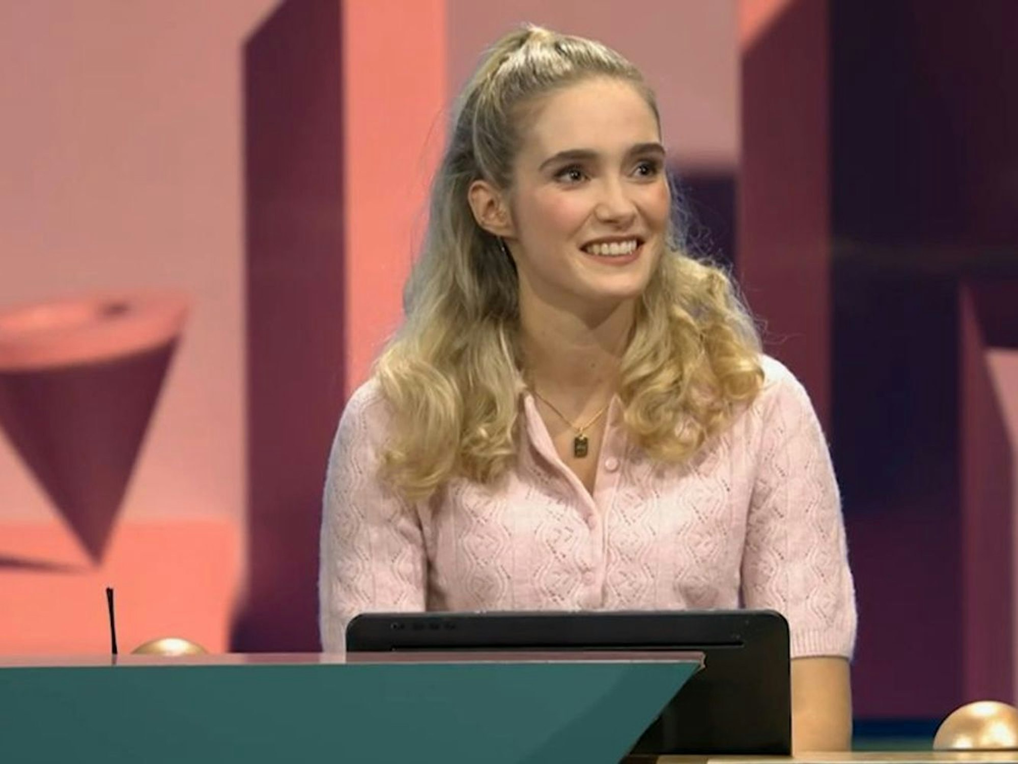 Wildcard Lotti wusste bei „Wer stiehlt mir die Show?“ mit einem ungewöhnlichen Talent zu überzeugen. (Bild: Joyn/Screenshot)