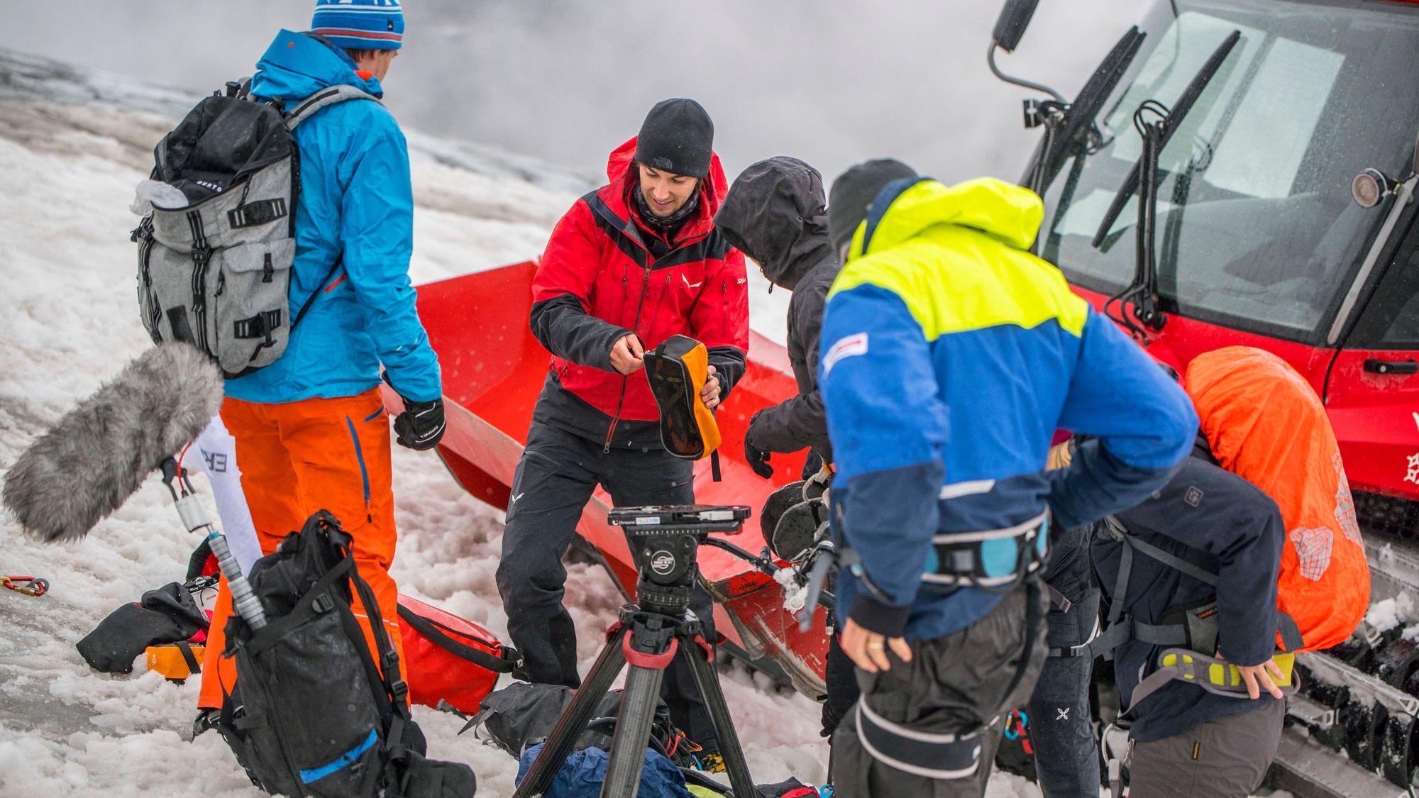 Bergretter bei einer Übung am Stubaier Gletscher.