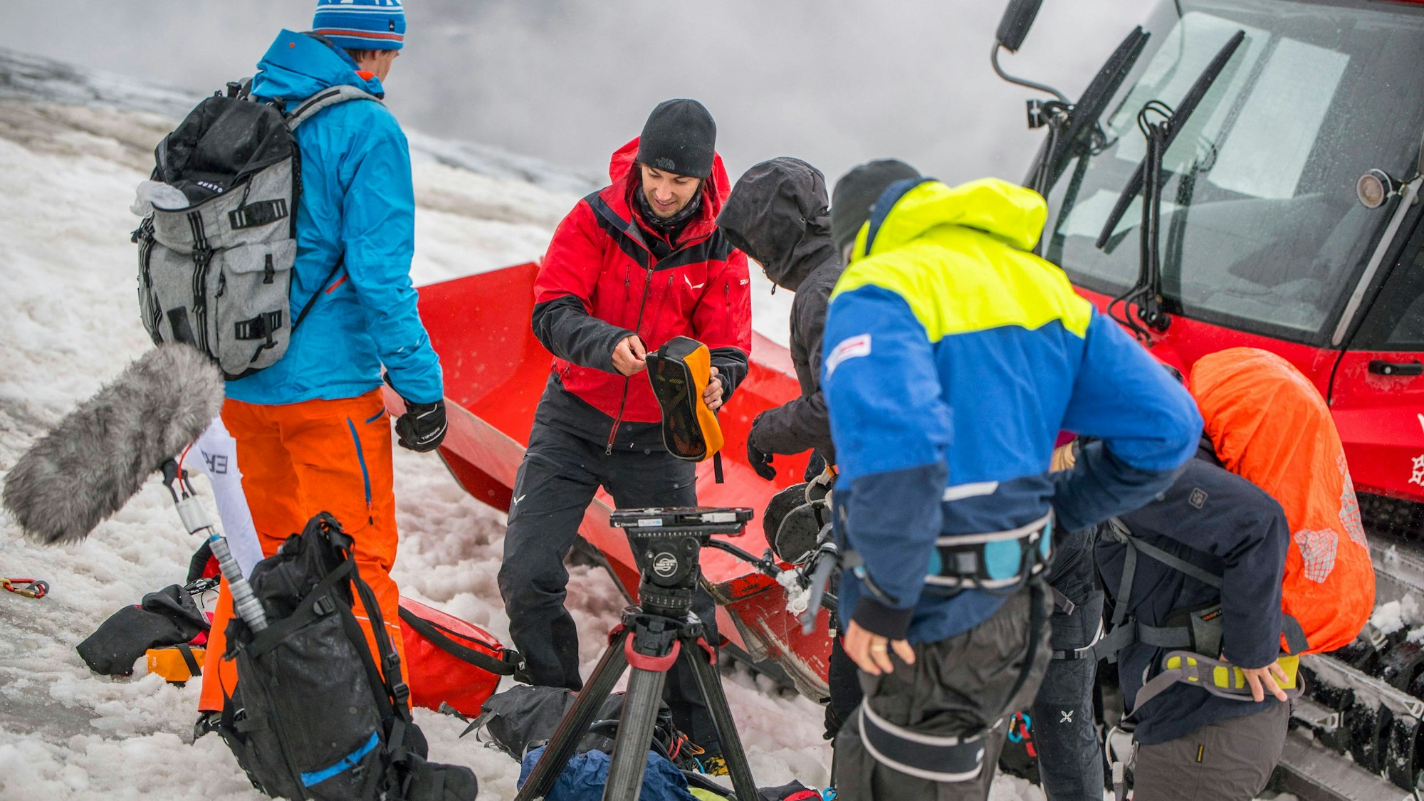 Bergretter bei einer Übung am Stubaier Gletscher.