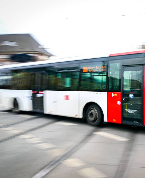 Ein Bus fährt vom Hauptbahnhof Bremen ab.