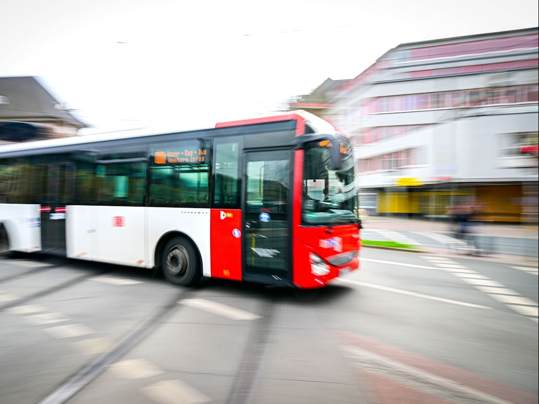 Ein Bus fährt vom Hauptbahnhof Bremen ab.
